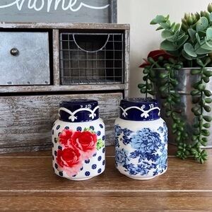 New Pioneer Woman Ceramic Frontier Rose Salt & Pepper Shakers